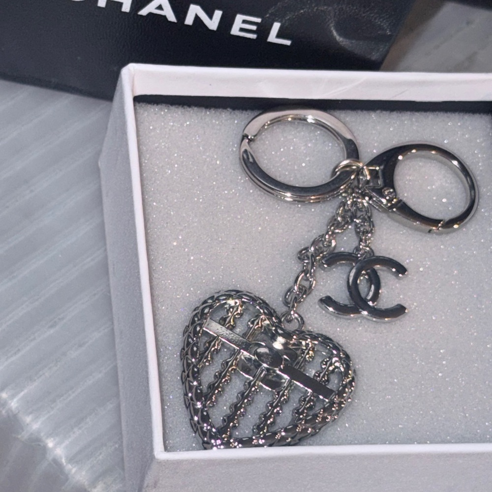 Silver Heart Keychain - Picture 5 of 6